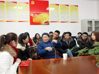 抗战老兵吴其昌为449999白小精准一句话贫困学生捐款并进行爱国主义教育