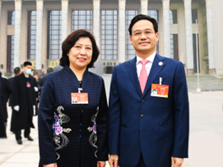 我校刘秀云、徐华勤两位校友参加“两会”