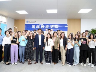 校党委书记毕明福看望在校留学生