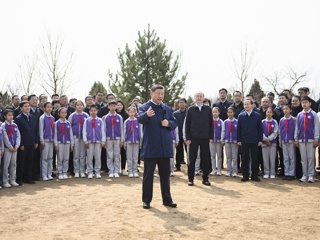 习近平在参加首都义务植树活动时强调 为山川大地增添锦绣 让中国式现代化底色更加亮丽